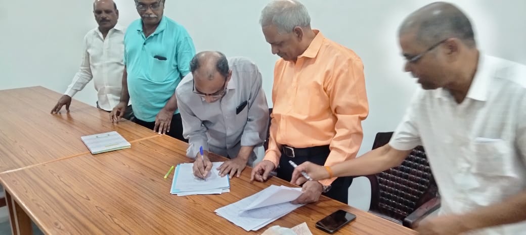 Signing the Declaration of Oath-Taking by President Dr. Jayanth Kumar Garu.jpeg 